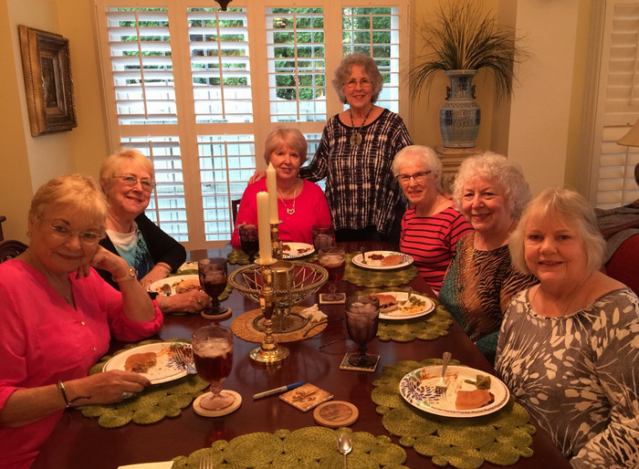 Picture of the Golden Girls sitting at a dinner table